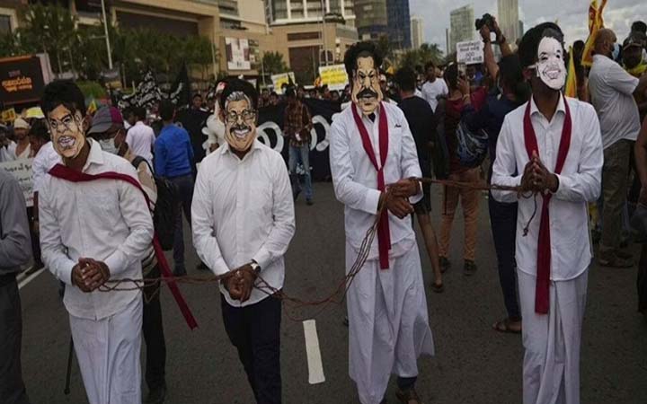 মাহিন্দার গ্রেফতারের দাবি বিক্ষোভকারীদের
